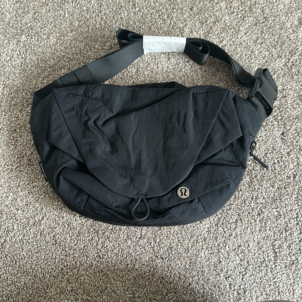 New without tags Lunar New Year Curved Crossbody Bag 3L-Black